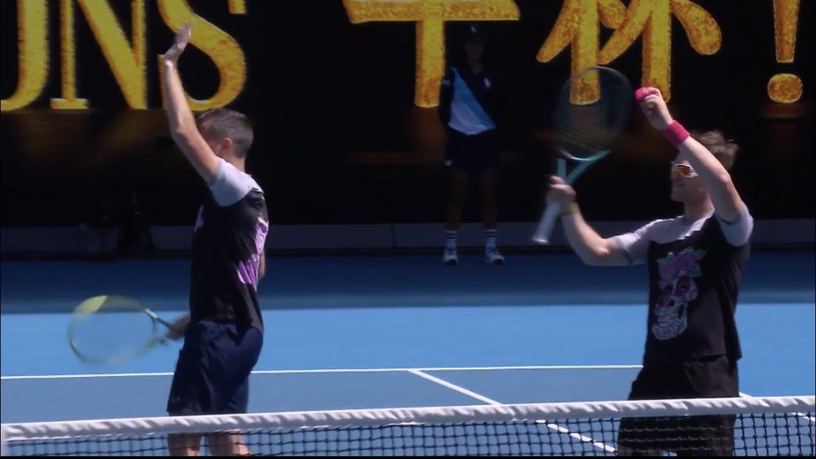 Tercer triunfo del tenista uruguayo Ariel Behar, junto al checo Adam Pavlasek en el @AustralianOpen Hoy contra la dupla conformada por el mejicano Santiago González y el británico Neal Skupski en el John Cain Arena 3-6, 7-6 y 6-4💪🇺🇾🎾 @UyDeporte