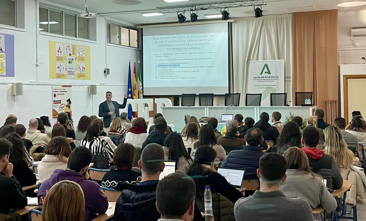 CepLinares's tweet photo. Os dejamos algunos momentos de la 2ª Sesión de la Formación para el personal Funcionario/a en Prácticas. Agradecer a los ponentes que hicieron posible una tarde amena, productiva y como no, cargada de aprendizajes sobre #Plurilingüismo @Saludigital_edu https://t.co/eZ31sInurc
