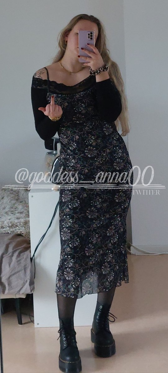 dieses Kleid gibt mir granny vibes und ich liebe es.👵🏼👑
auch als eine Omi würde ich dich ausnehmen und fertig machen und du würdest brav danke sagen, denn ich werde mein Leben lang besser als du bleiben🔥

findom • geldherrin • fußsklave