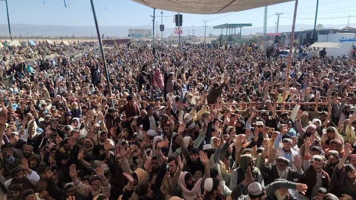 HajiAyoubSh's tweet photo. د چمن په پرلت کي هغه ځوانانو چې د نه خوړلو اعتصاب
(بهوک هړتال) يې کړی و ، له 34 ګهنټو وروسته په پرلت کي ناست سپين ږيري ، عالمان او ټول پرلت وال پري مرکه سوه چې دا هړتال ختم کړي. هړتال کوونکو ډير اصرار وکړ خو د ټول پرلت په غوښتنه دوی دغه کار ته د پای ټکی کښیښودی.
#چمن_پرلت https://t.co/YgKGyP4yx5