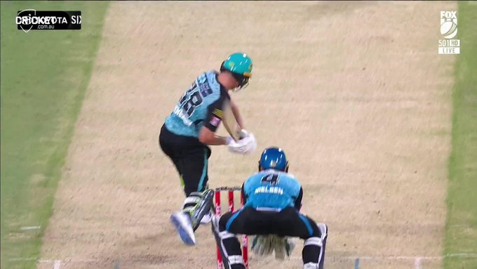 The sound of the bat is just ridiculous 🔥 📹 Credits: Twitter/BBL