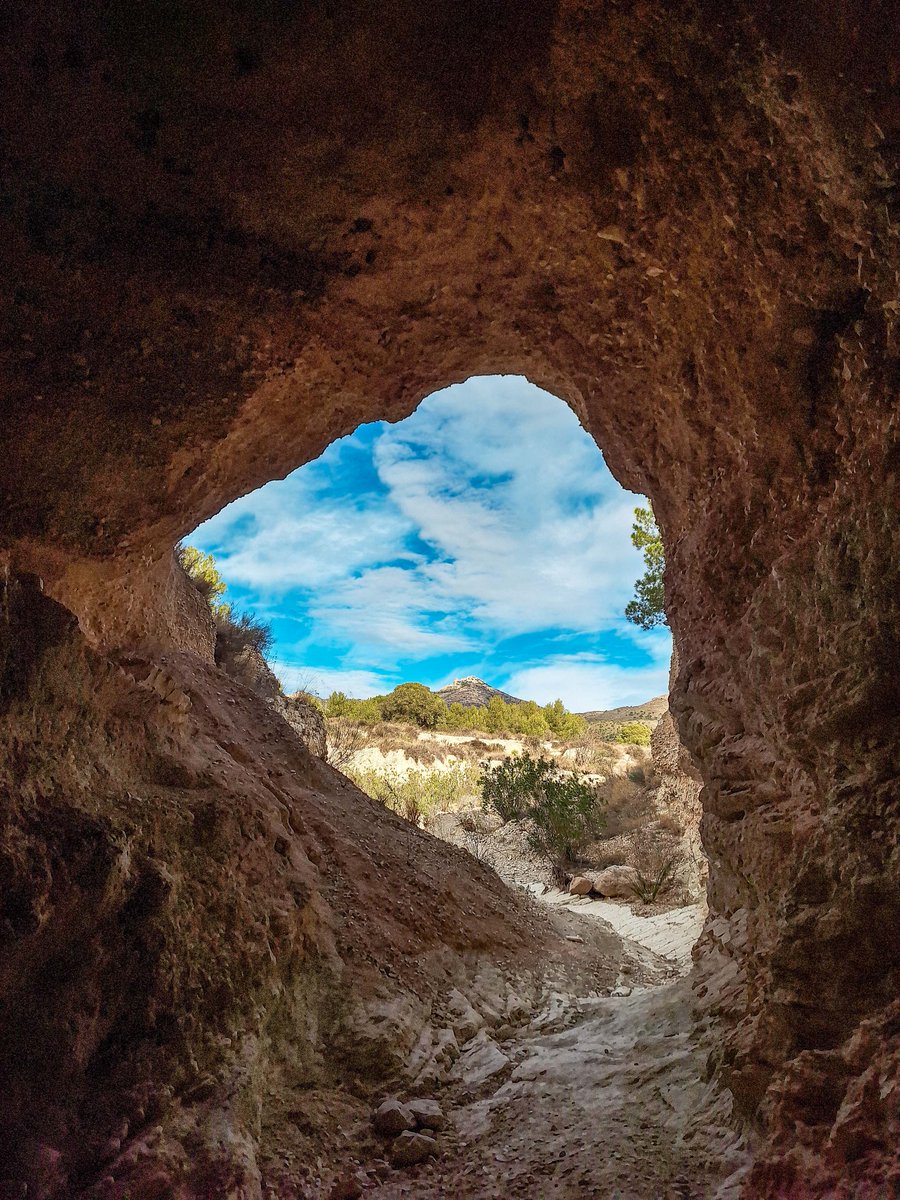 MasAllaDLCiudad's tweet photo. El Templo 🧡

Un túnel impresionante excavado en la roca muy cerca de la población de #Agost, en #Alicante. 🫢

La ruta para llegar hasta él es muy cortita y asequible, por el interior de una bella rambla seca.⛰️🌳

▶️ https://t.co/AcGJRLSxMP

#masalladelaciudad https://t.co/nAamPkGVix