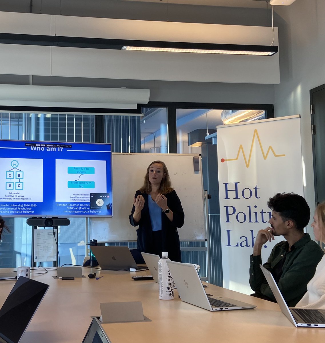 Last Friday, @L_teBrinke inspired us in the field of adolescent research. In addition to showing us the results of her study on adolescents’ contribution to society, she showed us the importance of involving adolescents in the entire research process! #HotPoliticsLab