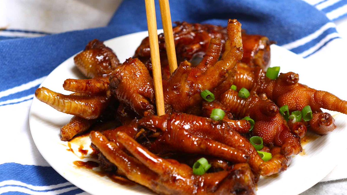 CHICKEN FEET: FROM LOCAL DELICACY TO GLOBAL DEMAND

A South African company, AskCarlaKote, has struck a historic deal with Wesgro and Standard Bank to export 540 tonnes of chicken feet per month to China. Chicken feet, considered a delicacy in South Africa, have a strong market…
