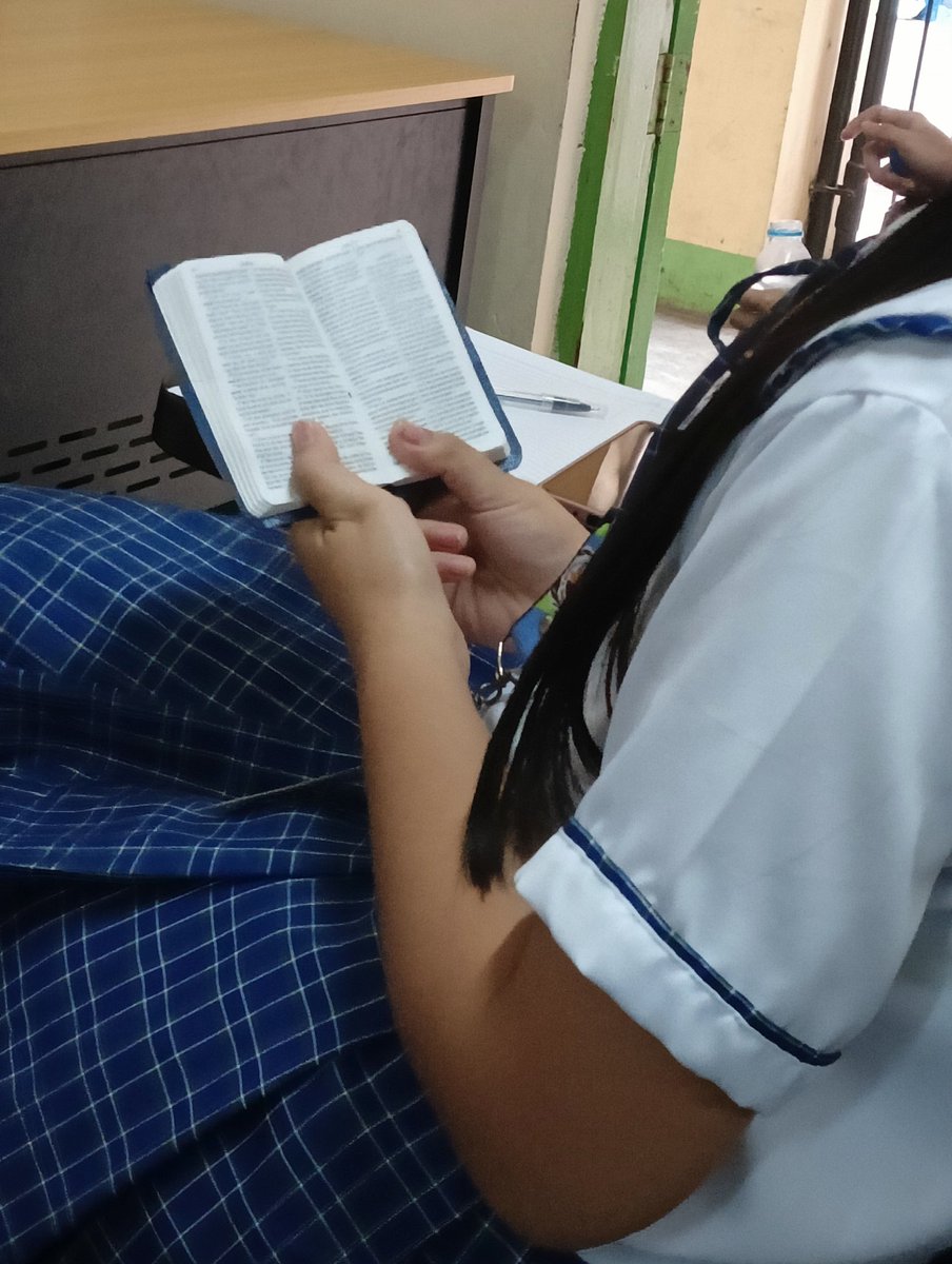arckinnn's tweet photo. anong review, may bible ako https://t.co/kQtT3yLAtP
