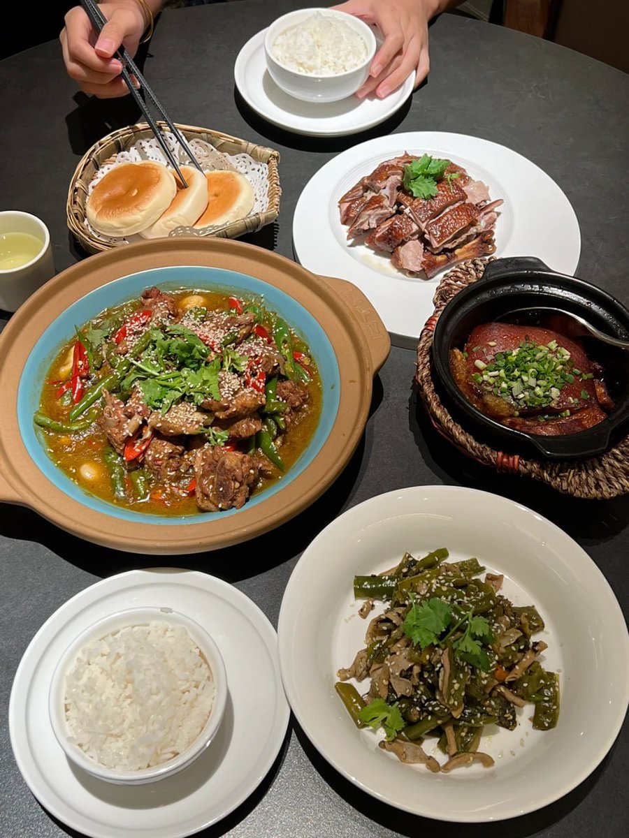 Thanks to my bestie for the exquisite lunch. The braised pork and roast duck are my favorites.