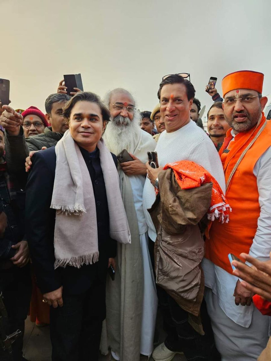 AcharyaPramodk's tweet image. अयोध्या की “पावन”
धरा पर @AMISHDEVGAN और @imbhandarkar से मधुर मिलन.