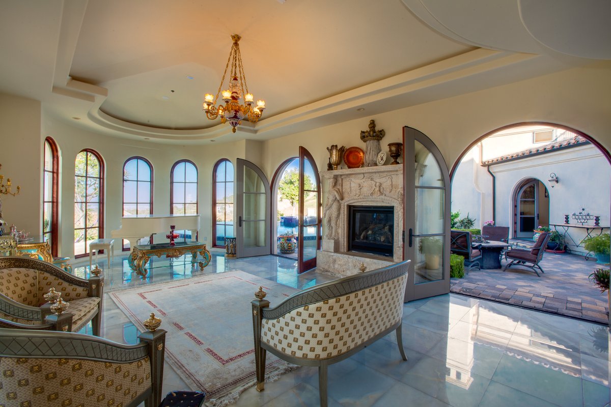 LukeGibsonPhoto's tweet photo. Photographed by Luke Gibson Photography

Congrats to my Realtor clients, Travis Canby &amp; Judith Lovingfoss, for their first 8-digit home sale ($10,800,000), a gorgeous, ocean view Mediterranean mansion in Palos Verdes Estates! It was a pleasure photographing it for you. https://t.co/r6eMJdj4zu