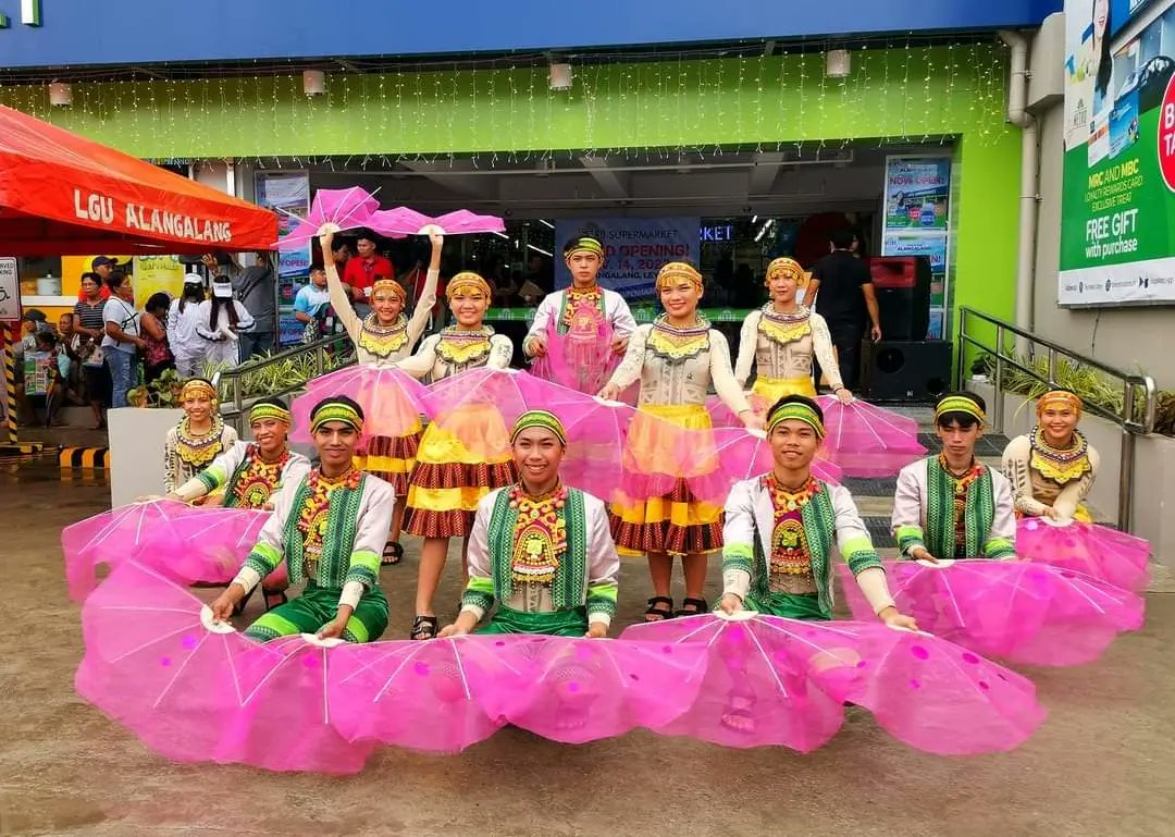 anhsSPA's tweet photo. LOOK: The Alangalang NHS-SPA performs during the Grand Opening of the Metro Supermarket Alangalang Branch.

#WeMakeLifeEasy #SPAmilya https://t.co/Uaed7XQGaF
