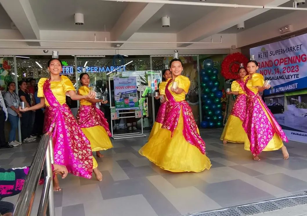 anhsSPA's tweet photo. LOOK: The Alangalang NHS-SPA performs during the Grand Opening of the Metro Supermarket Alangalang Branch.

#WeMakeLifeEasy #SPAmilya https://t.co/Uaed7XQGaF