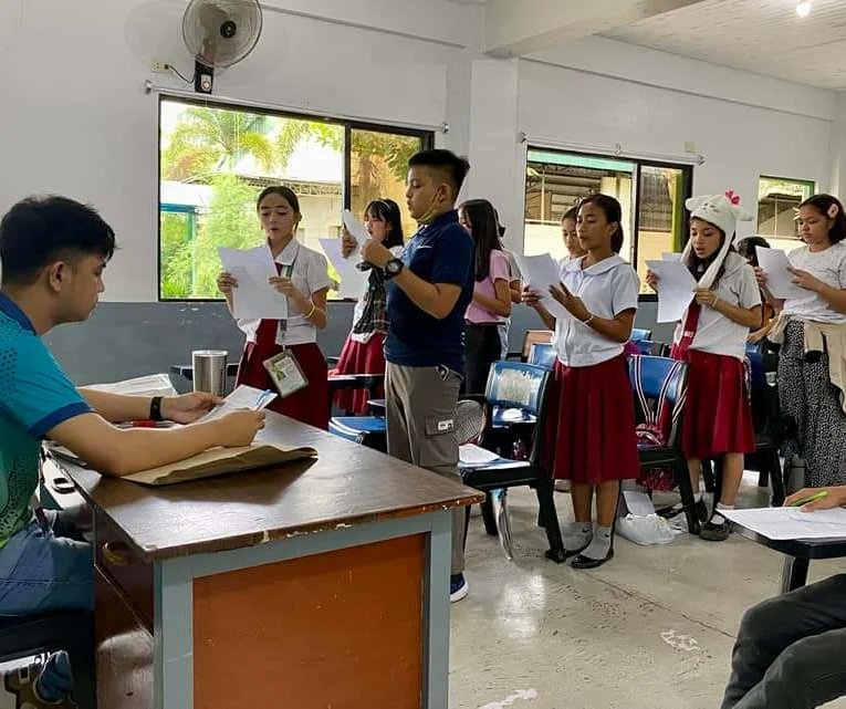 anhsSPA's tweet photo. The Alangalang NHS - Special Program in the Arts (SPA) supports the 𝙋𝙧𝙤𝙟𝙚𝙘𝙩 𝘿𝙀𝘼𝙍 (Drop Everything and Read) program of the Department of Education. https://t.co/FUAEMkw4k1