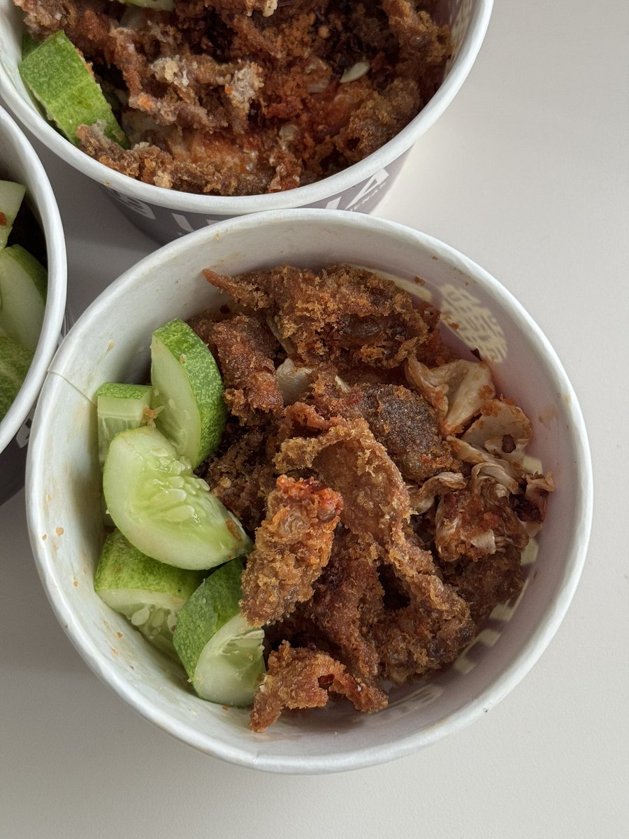 insecuristy's tweet image. woiiii seneng bgt dah gue nemu makanan enak di ojol padahal td pilihnya capcipcup! 😭😭😭✨

ini nasi kulit crispy chilli oil, beli di UENA
- rasa enak, pedes, nagih, berbumbu kaya ada serundeng dan kremesan gt
- isinya mayan banyak
- harga 15 rebu DOANG
- cocok buat akhir bulan