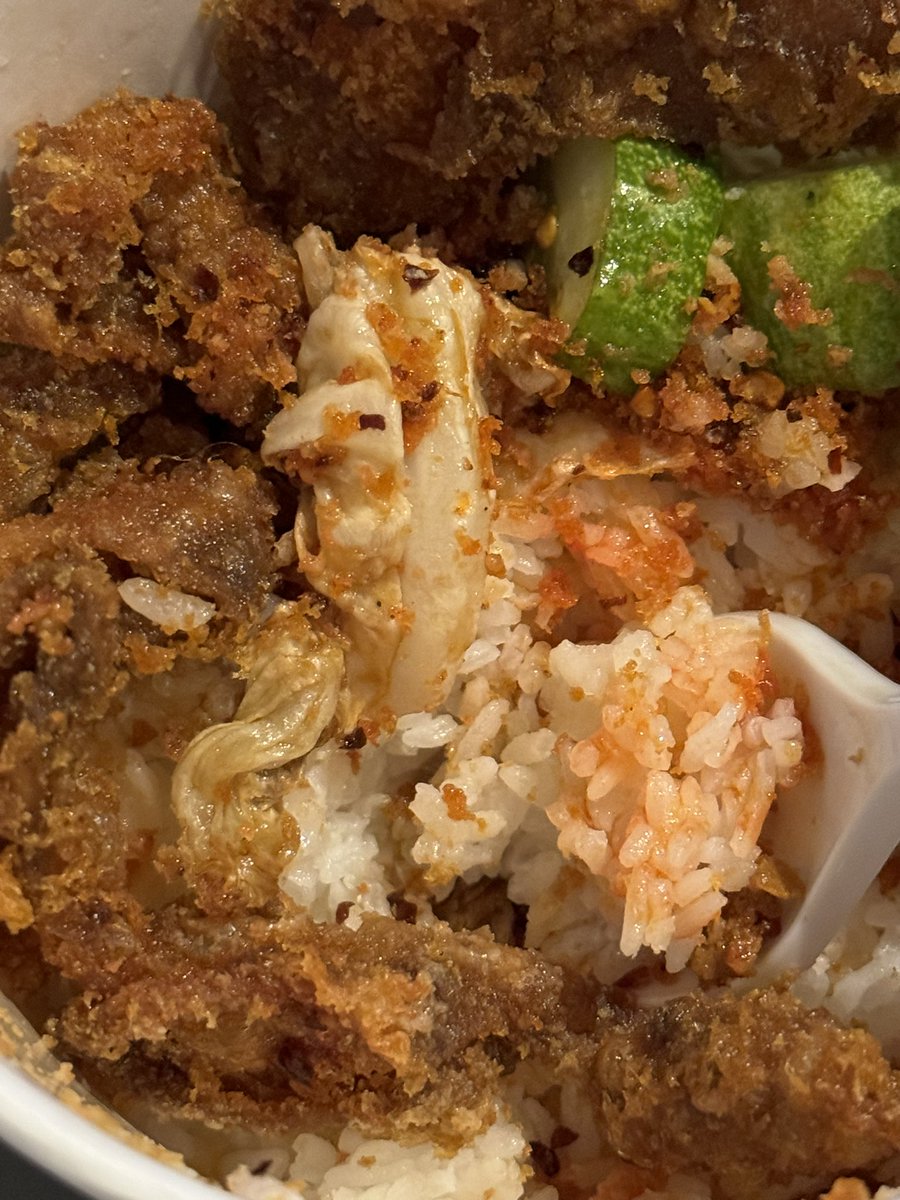 insecuristy's tweet image. woiiii seneng bgt dah gue nemu makanan enak di ojol padahal td pilihnya capcipcup! 😭😭😭✨

ini nasi kulit crispy chilli oil, beli di UENA
- rasa enak, pedes, nagih, berbumbu kaya ada serundeng dan kremesan gt
- isinya mayan banyak
- harga 15 rebu DOANG
- cocok buat akhir bulan