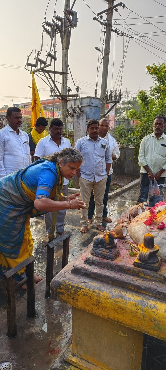 GandraJyothi's tweet photo. ఈ రోజు ఎంతో పవిత్ర పుణ్య దినం...
సాక్ష్యత్తు 550ఏళ్ల తరువాత ఆ రామచంద్రుడు భువికి వస్తున్న మహాకార్యం పురస్కరించుకుని నేను నడుస్తున్న పాదయాత్రలో భాగంగా మార్గ మధ్యలో చెన్నరవుపేట మండల కేంద్రంలో ఆలయంలో ప్రత్యేక పూజలు చేయడం జరిగింది.

#ayodhyarammandir🚩 #pooja #RamMandirAyodhya https://t.co/b50IwsFCmg