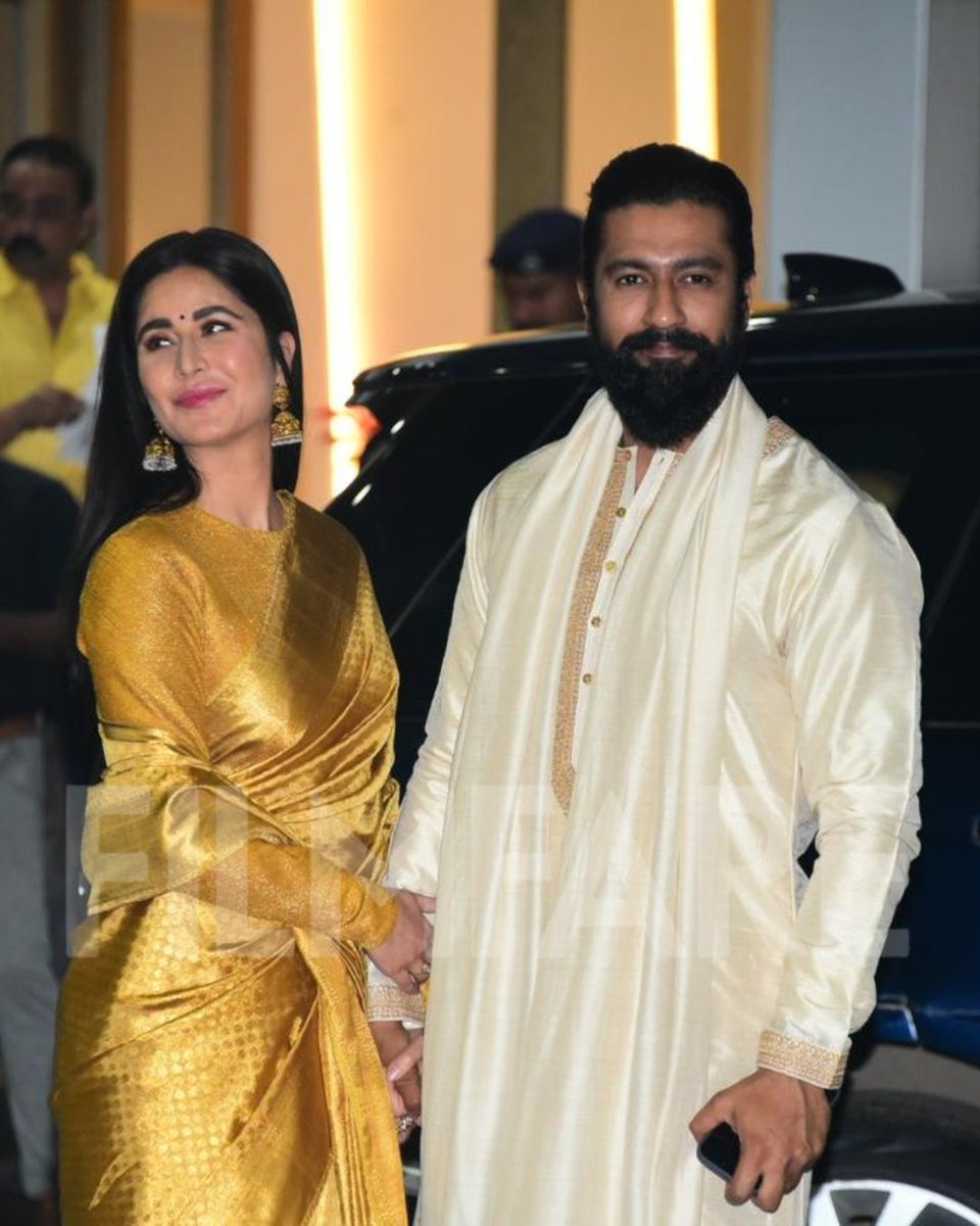 filmfare's tweet photo. #KatrinaKaif and #VickyKaushal were snapped at the Mumbai airport early this morning. 💛 https://t.co/ftXnHClky0