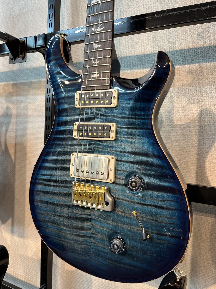 Paul Reed Smith Studio 10Top “Cobalt Blue”
素晴らしい杢目、良い色です。

guitarplanet.co.jp/product/detail…

#ポールリードスミス
#paulreedsmith
 #blueguitar 
#青いギター