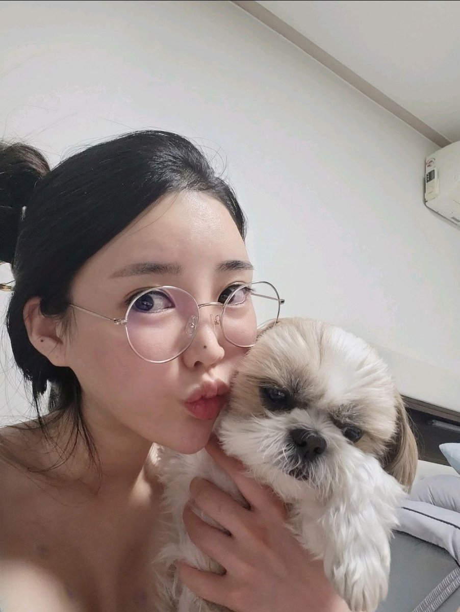 kepler0831's tweet photo. @gimkkojin 술집 웨이터들이 건드는 가장 싸구려 창년.
웨이터들 전용 공중변기 김소진 https://t.co/craxiHN5qm