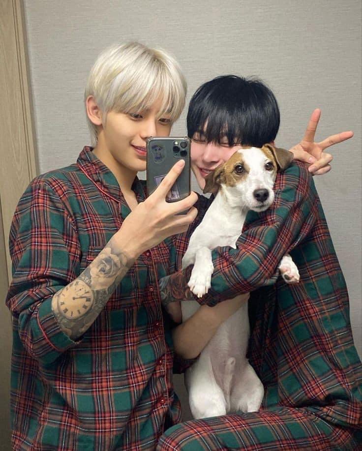 _cherrycore_'s tweet photo. SI TU TE VAS Y YO ME VOY 
CON QUIEN SE QUEDA El PERRO?😿
(hosu y yo) 

#bosungjun https://t.co/bzwXioLs7s
