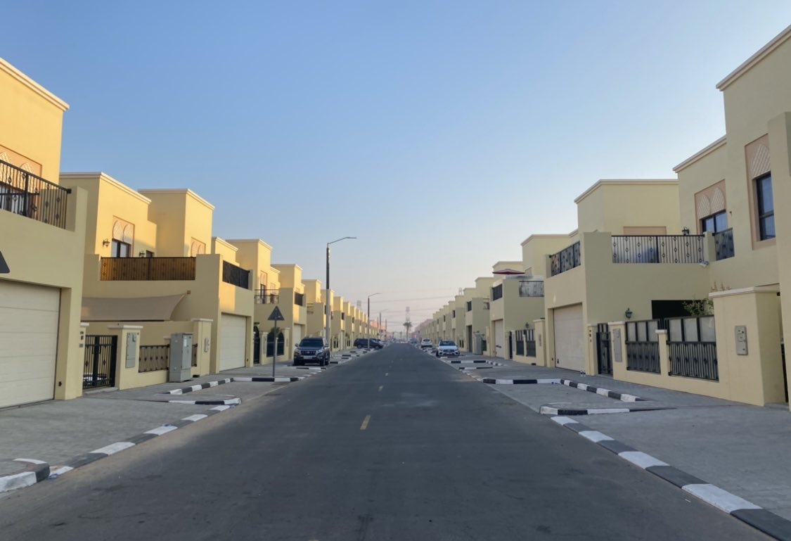 PinkTaxiRunner's tweet photo. This is Nakheel 1000. There are literally 1000 of these units , they may change color by the dozen. #gatedcommunity #everysinglestreet #NaddSheba https://t.co/fDz1BnoHEk