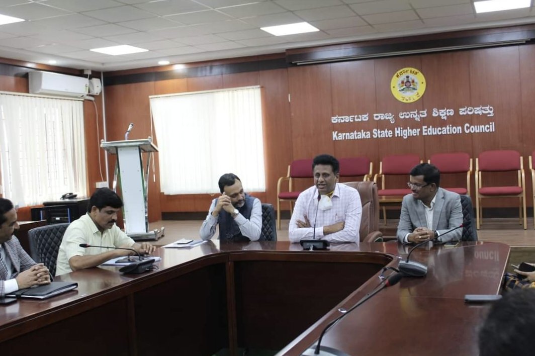 BRG_ESHA's tweet photo. ರಾಮನ ವನವಾಸಕ್ಕೂ ಆಯ್ಕೆಯಾಗಿರುವ ಸಹಾಯಕ ಪ್ರಾಧ್ಯಾಪಕರ ಪರಿಸ್ಥಿತಿಗೂ ಹೆಚ್ಚಿನ ವ್ಯತ್ಯಾಸವಿಲ್ಲದಂತಾಗಿದೆ, ಲೋಕಸಭಾ COC ಗೂ ಮೊದಲೇ ನೇಮಕಾತಿ ಆದೇಶ ನೀಡುವ ಮೂಲಕ ನಾವು ಎದುರಿಸುತ್ತಿರುವ ವನವಾಸದಷ್ಟೇ ಕ್ರೂರ ಪರಿಸ್ಥಿತಿಯನ್ನು ದೂರ ಮಾಡಬೇಕೆಂದು ಮಾನ್ಯ ಸಚಿವರಿಗೆ ಹಾಗೂ ಇಲಾಖೆಯ ಅಧಿಕಾರಿಗಳಿಗೆ ವಿನಂತಿಸುತಿದ್ದೇವೆ🙏
@drmcsudhakar https://t.co/EAHm0LkIv2