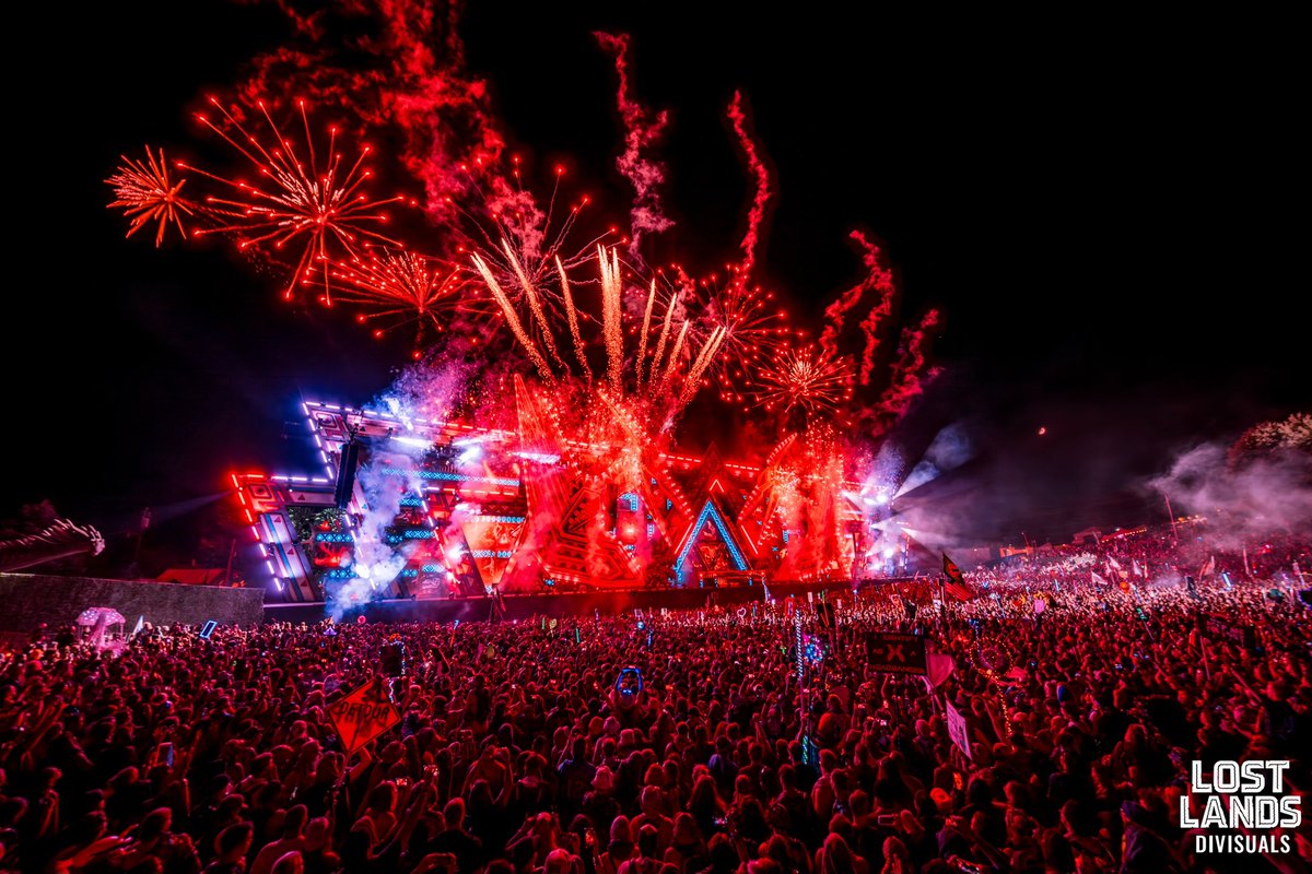 Reliving Lost Lands this weekend was a blast! 🦕🎆 Thank you for an amazing Couch Lands Rewind, Headbangers!