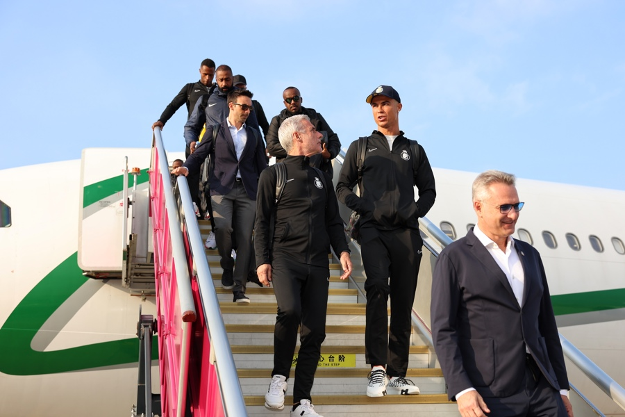 ShLetsMeet's tweet image. Cristiano Ronaldo is now in Shenzhen for his eighth #China tour! ⚽️He will be playing a friendly match against #Shanghai #Shenhua FC with his team Al Nassr Football Club from Saudi Arabia in Shenzhen on Jan 24. Save the date!

@Cristiano @AlNassrFC @AlNassrFC_EN @TeamCRonaldo