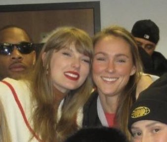 taylorstightend's tweet photo. MY YEAR IS MADE https://t.co/qPYqp4UcUH
