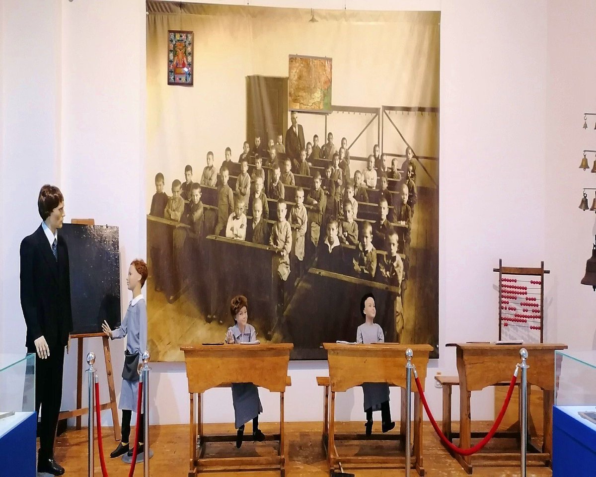 GuideToRomania's tweet image. School in communism! [buff.ly/44amYZL] #DraculaLand #Romania #Buzau #BuzauCountyMuseum #museum #communism #school