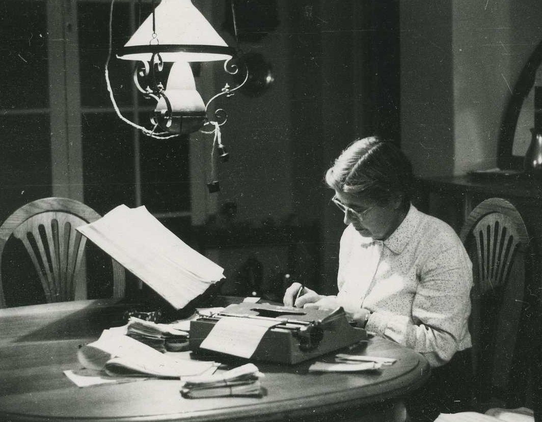 SandraFerrerV's tweet photo. El 22 de enero de 1981 fallecía la filóloga y bibliotecaria María Moliner. Había nacido 81 años antes en la ciudad zaragozana de Paniza. Su padre, Enrique Moliner, era un médico rural con el que se casó Matilde Ruiz, madre de María y con la que tuvo dos hijos más.🧵👇 https://t.co/BcUXedBzvG