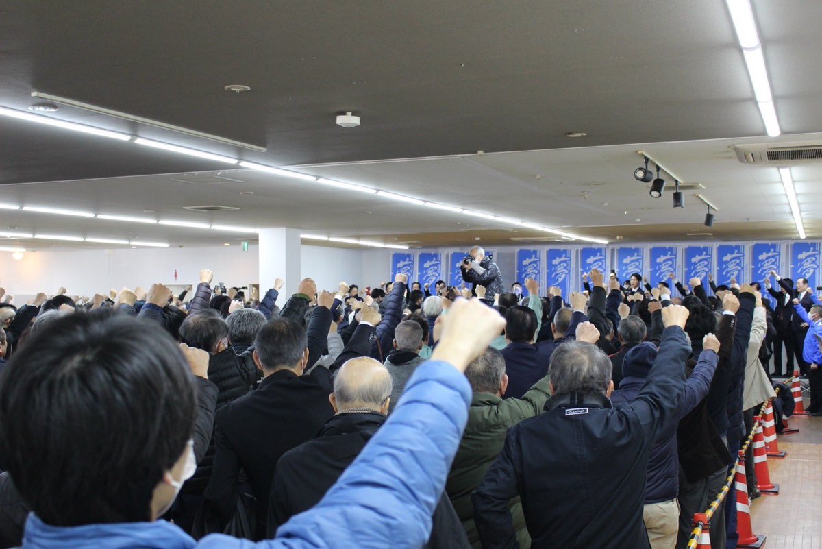 早朝に家を出て、岩国市へ。
昨日から始まった岩国市長選。5期目の当選を目指す福田良彦候補の出陣式でエールを送りました！
米軍基地との関係を始め、持ち前のリーダーシップで岩国市の課題を丁寧に解決し、活性化を進めて来られました。この流れを止めてはなりません！