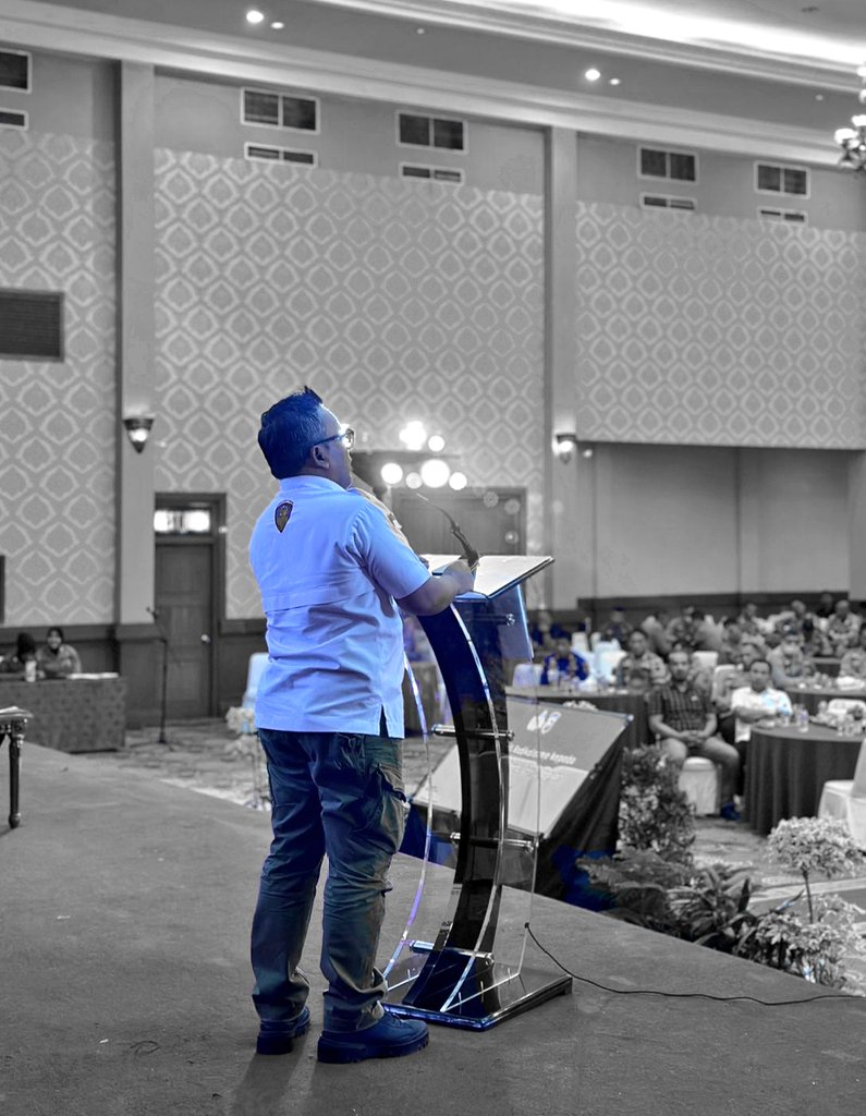 islah_bahrawi's tweet photo. Dalam diskusi saya ditanya: "apa yg harus dilakukan jika ada polisi gadungan?" Saya jawab: "turunkan pangkatnya atau Pecat Tidak Dengan Hormat (PTDH)".
Peserta: "lah! Kan gadungan cak".

Kira2 itu analogi imajiner dr rencana mencabut IUP Tambang Ilegal dalam debat tadi malam..🤭 https://t.co/eTzYw1GZjQ