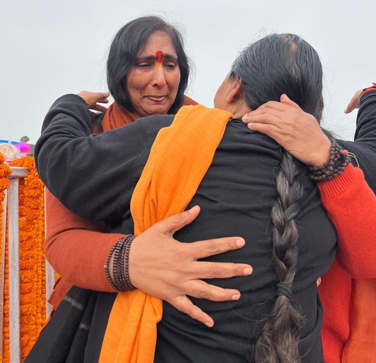 एक दौर के नेताओं के लिए श्री राम मंदिर जन्मभूमि आंदोलन भावनात्मक विषय था, उनके लिए यह आध्यात्मिक और आस्था का बिंदु था मगर आज चलकर इस आंदोलन को एक नेता ने सेल्फ सेंट्रिक बना दिया और श्री राम से ज़्यादा ख़ुद को केंद्र में रखा। उस दौर के दो नेता आप इस तस्वीर में देख सकते हैं।

पूर्व