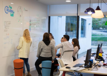 iProspectESP's tweet image. .@TheCircularLab, el centro de innovación abierta en #economíacircular de @ecoembes, abre la décima edición de su programa #CircularTalentLab, con el que busca talento joven interesado en trabajar en materia de economía circular, #reciclaje e innovación.
revistainforetail.com/noticiadet/eco…