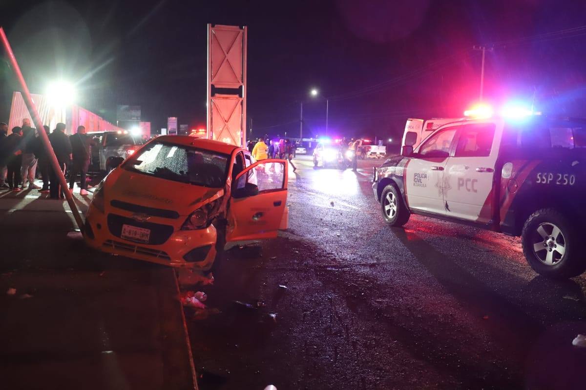 mediotiempo's tweet photo. 🔴#ÚLTIMAHORA Tragedia a las afueras del Estadio Corona. Aficionados de Rayados sufren brutal atropello: un hombre arrolló con su camioneta a unos aficionados que iban saliendo del Territorio Santos Modelo. Hay al menos 4 heridos de gravedad.  Al lugar arribaron al menos 5 ambulancias.

📸MILENIO