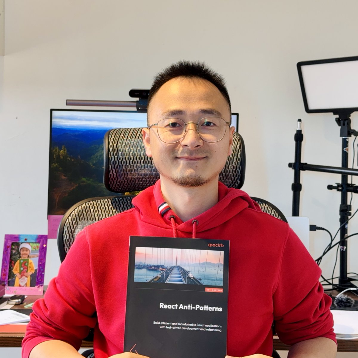 JuntaoQiu's tweet image. Just received my physical copy of &quot;React Anti-Patterns&quot;! Holding the result of my moths-long work is an exhilarating feeling. Can&apos;t wait to share this journey with all of you! @PacktPublishing