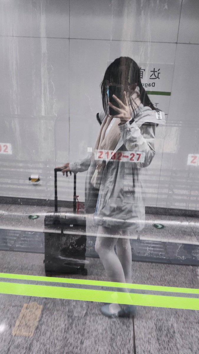 新冬季装扮～
虽然感觉白丝驾驭不住，但是这个小蓝鞋和裙子确实没什么更好的搭配可选了呜呜呜
(反正是去被绑的大概穿的幼点也没问题吧w)