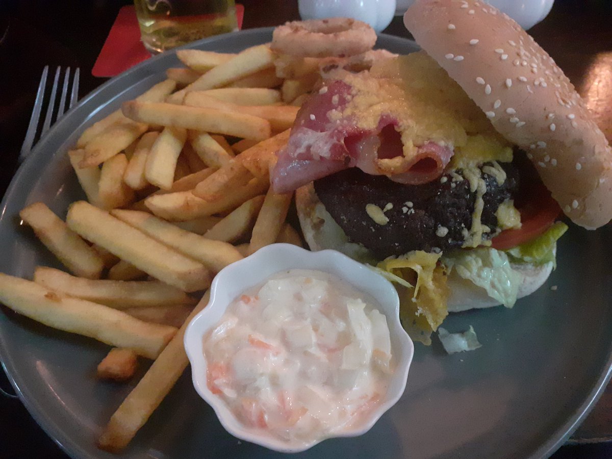 sandymb1956's tweet photo. Comfort food😁 before #Stormisha #Edinburgh yesterday #SundayTeaTime Straightforward Burger n Chips 😋 a pint of @TimothyTaylors Landlord🍺with the accompanying sauce packets,easy to open,because of the wee scissors to avoid mess👍 #TannersBar #JuniperGreen  @EdinburghPub https://t.co/AyXHle8C6x