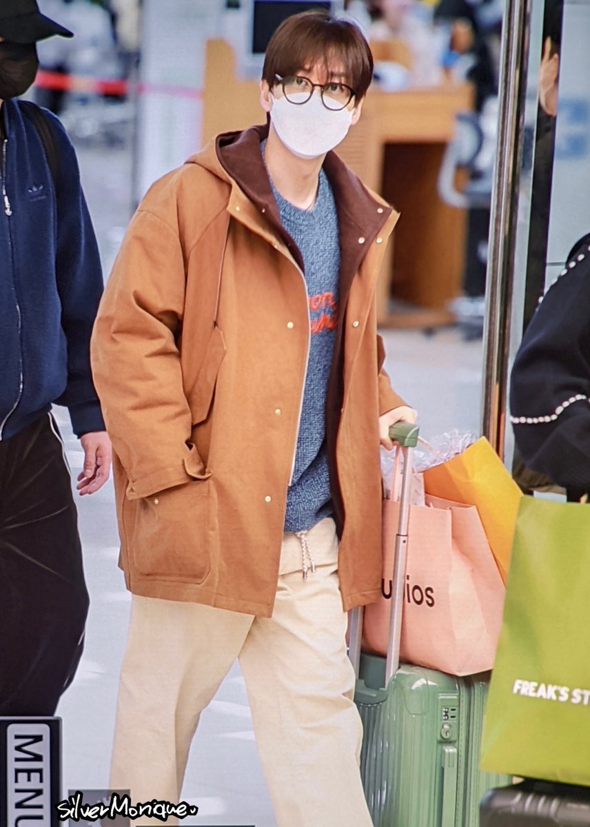 SilverMonique's tweet photo. 240122 GMP입국🛬

#은혁 #EUNHYUK #銀赫 #슈퍼주니어 #SUPERJUNIOR https://t.co/pODqOwnYJH