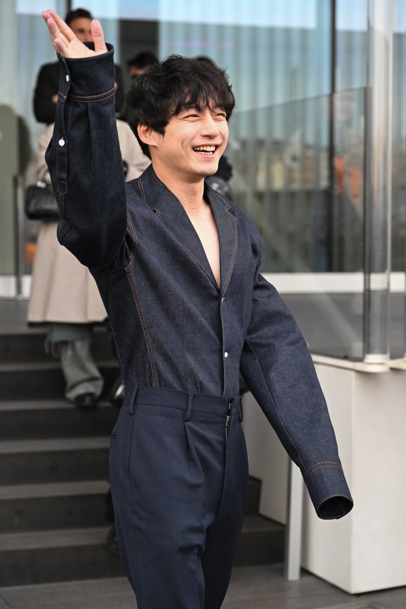 ミラノコレ】坂口健太郎さんを「プラダ」2024年秋冬メンズショーの会場