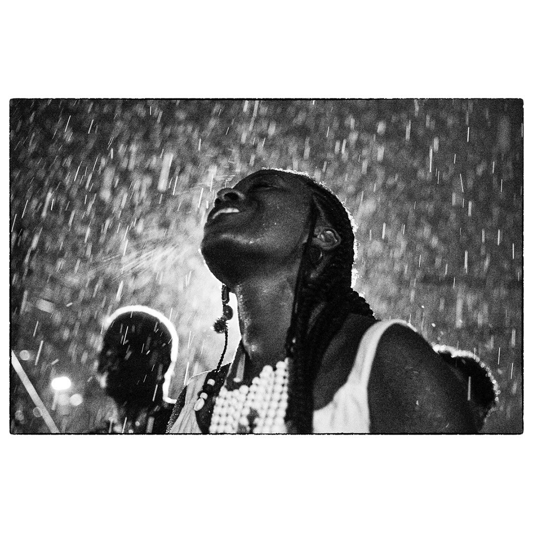 Fotografia do Bloco Afro <a href="/Iluoba/">Ilú Obá De Min</a> durante a Mostra de Música da Maré, Rio de Janeiro, jan/2024. #fotografia #maré #riodejaneiro #iluobademin #carnaval #afro