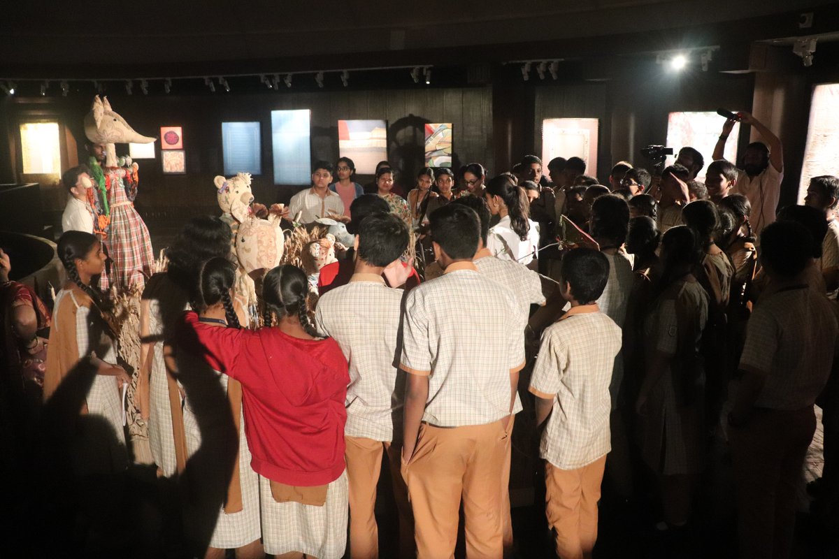 Glimpses of a Guided walkthrough of the ongoing exhibition 'Sutr Santati – Then. Now. Next' was organised for the students of Shindewadi Mumbai Public School, Dadar, Mumbai and Natvar Nagar Mumbai Public School, Jogeshwari, Mumbai on 20th January 2024.
#sutrsantati #ngma