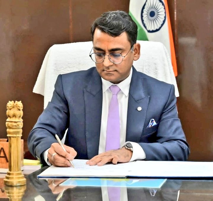 DCDeoghar's tweet photo. जिला अन्तर्गत वैसे दंपति जो बच्चों को गोद लेना चाहते है, जिला प्रशासन वैसे परिवारों को हर संभव सहयोग प्रदान करेगा जो अनाथ बच्चों को गोद लेना चाहते है। इसके अलावा इस क्रम में दत्तक ग्रहण विनियम 2022 के प्रावधानों के तहत सभी आवश्यक प्रक्रिया का पालन करते हुए पाँच बच्चों के दत्तक ग्रहण का अंतिम आदेश पारित किया गया। इस आदेश के परिणामस्वरूप अनाथ एवं परित्यक्त बच्चों को एक स्नेहिल परिवार (माता -पिता) मिल जाएंगे। 
@JharkhandCMO @prdjharkhand