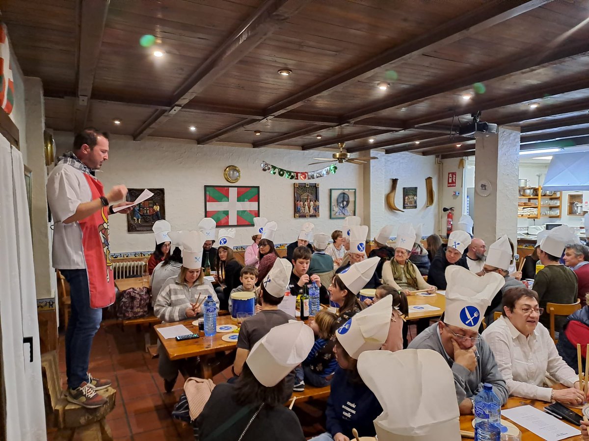 euskoetxea's tweet photo. Este sábado hemos disfrutado de lo lindo en nuestra etxea con La Tamborrada, con menú clásico y muy bien dirigidos https://t.co/oD4r4NnYnU
