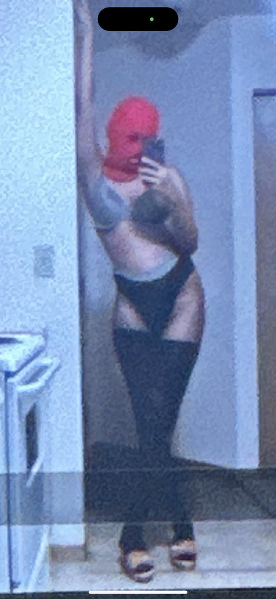 DawoWeyn's tweet photo. Bitches on my dick, pretty like a transgender. Mwah, no bars. https://t.co/46UYq2u4d8