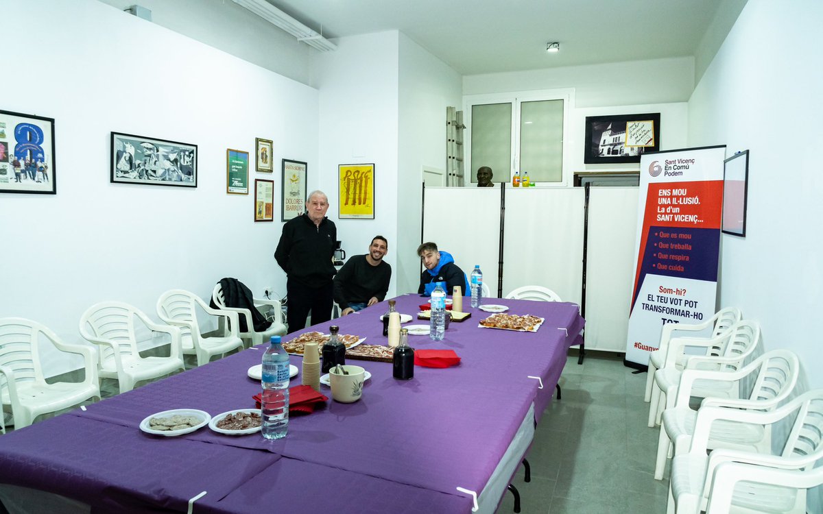 Any de canvis als Comuns de #SantVicençdelsHorts! 

En el marc de la 40a Mostra, hem inaugurat el nou local del partit al carrer Barcelona, i ho vam fer amb la coordinadora de <a href="/SomComuns/">Comuns</a> la <a href="/jessicaalbiach/">Jéssica Albiach</a>! 

Venim de lluny i anem més lluny encara! Seguim! ✊

📸❤️‍🔥 <a href="/IsidreMarco/">Isidre Marco Tuset</a>