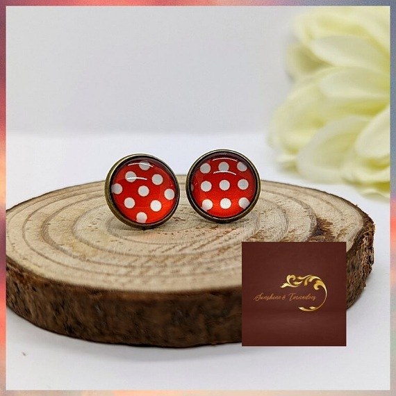 If you love a bit of Vintage you’ll adore these Red Polka Dot Stud Earrings. Made by Sunshine And Tornadoes using printed paper sealed under clear glass domes and set in Bronze Plated Alloy Bezels

Find these in their #ConsciousCrafties shop here consciouscrafties.com/handmade-gifts…

#SBS