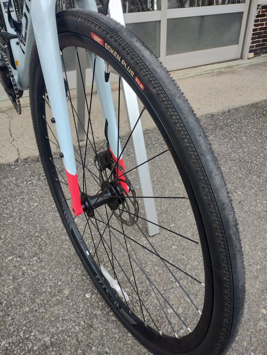 cfDBJFcXkwJeNfb's tweet photo. 32Cでも違和感ないよね?
(実測は34くらいあった)
クラベルロードでもオンロードメインなら、このタイヤもオススメ!
#iRC
#BOKENPLUS
#このパターンで32Cは貴重
#NESTO
#GAVEL https://t.co/8zbQfVqnDd
