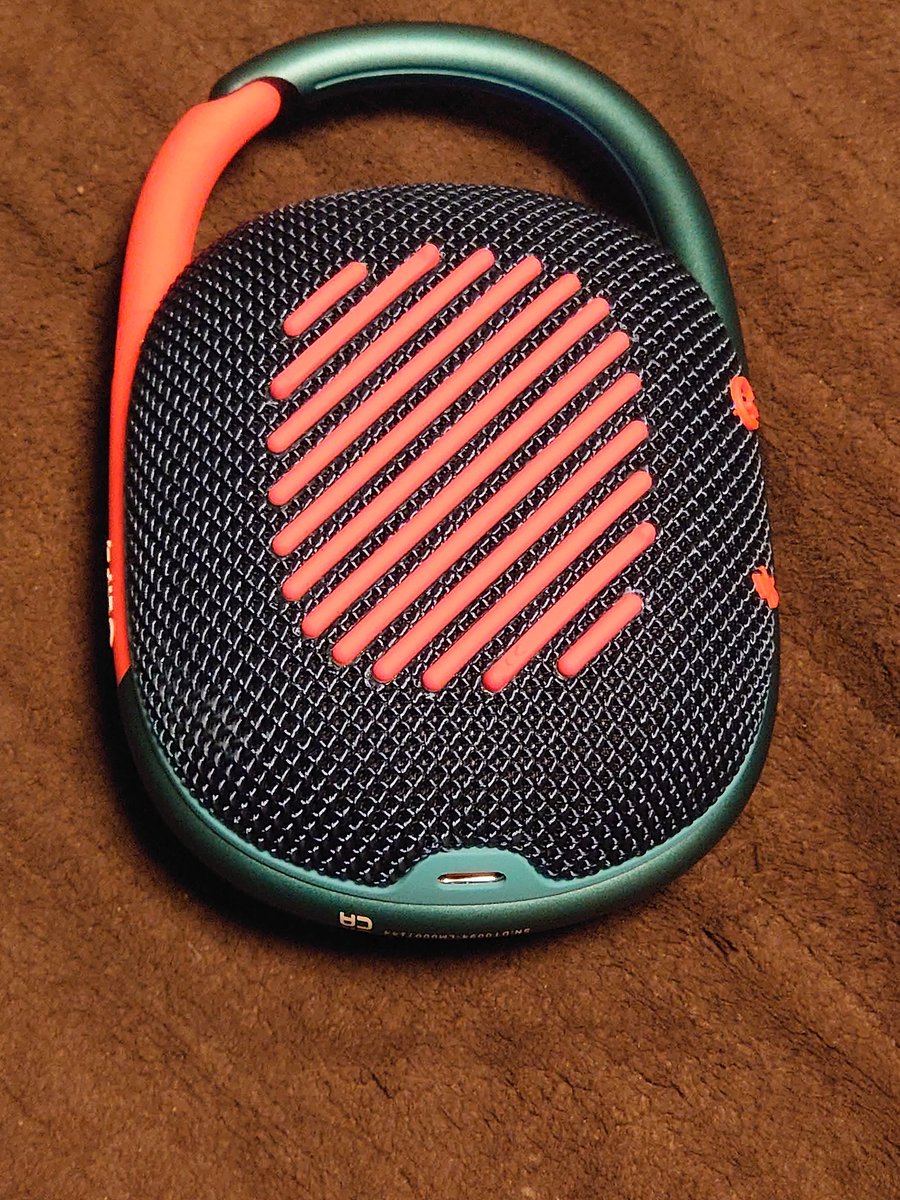 手軽に使えるスピーカー買ってきたけど、「Bitch V.13ってスピーカー出してたの？」っていう色なんだが。
モックス推しとしては買うしかないとお店で思いました。
何でもサイバーパンクにつながってしまうわ(苦笑)

音もそこそこ良きです。JBLだからね。

#サイバーパンク2077
#CYBERPUNK2077