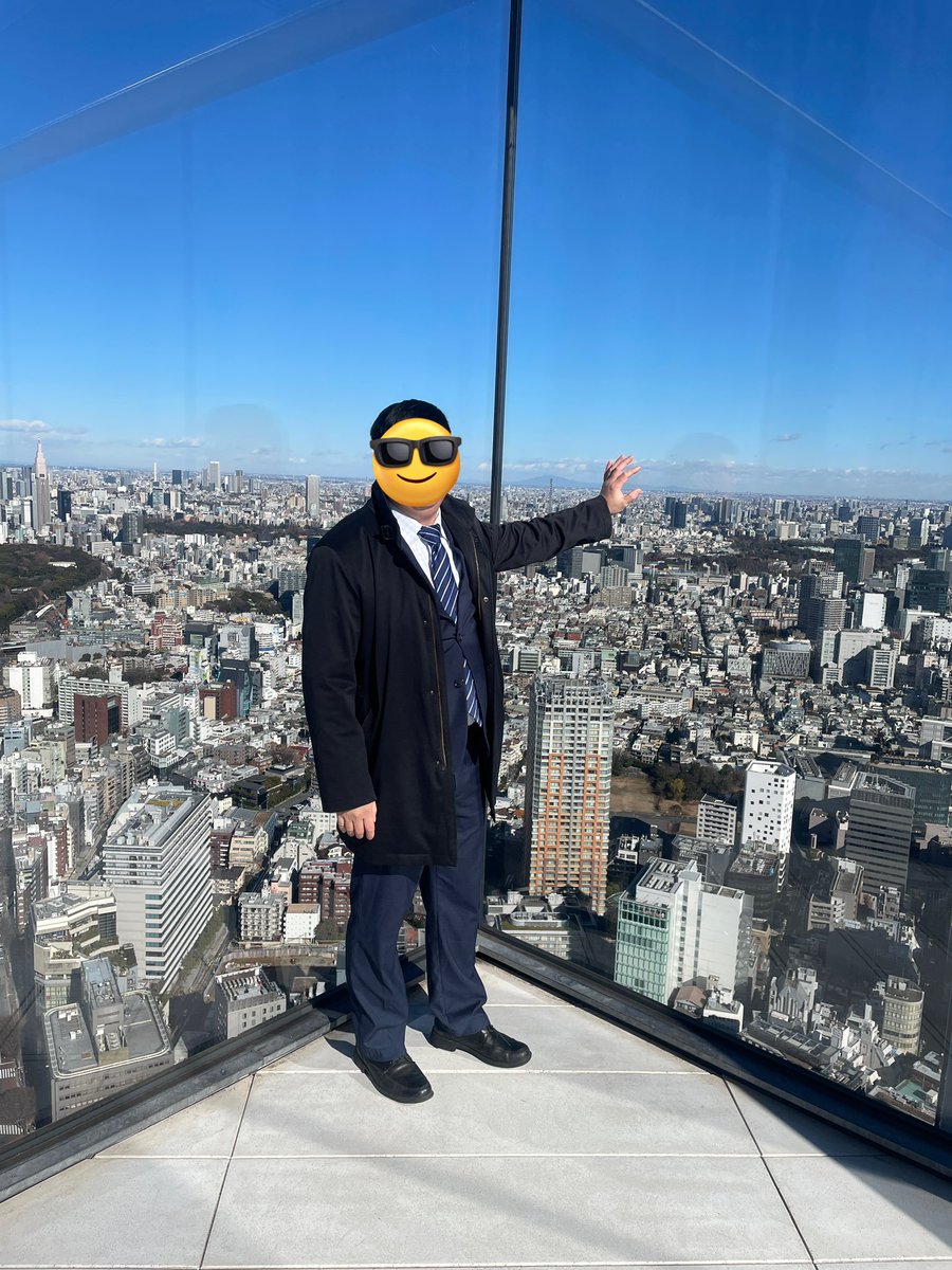 非常漂亮的藍天白雲景，搭配我的深藍西裝，挺搭的