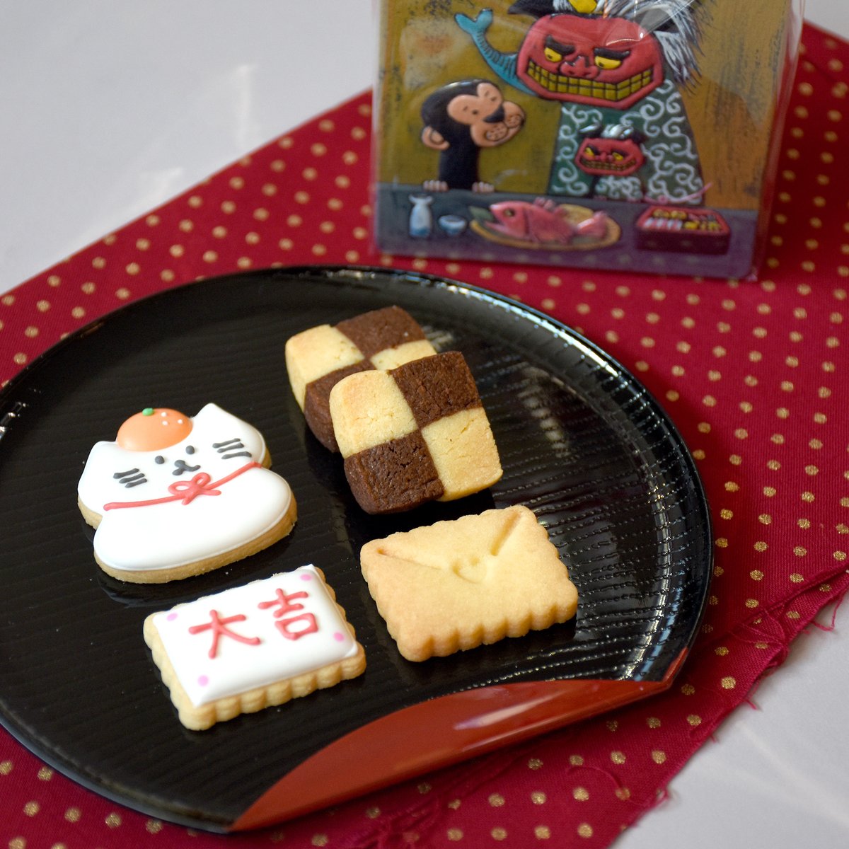 谷口智則　【ギンガムチェックで朝食を】　51of100 うふさんの「猫ちゃんの小さなクッキー缶」は鏡餅猫ちゃんが